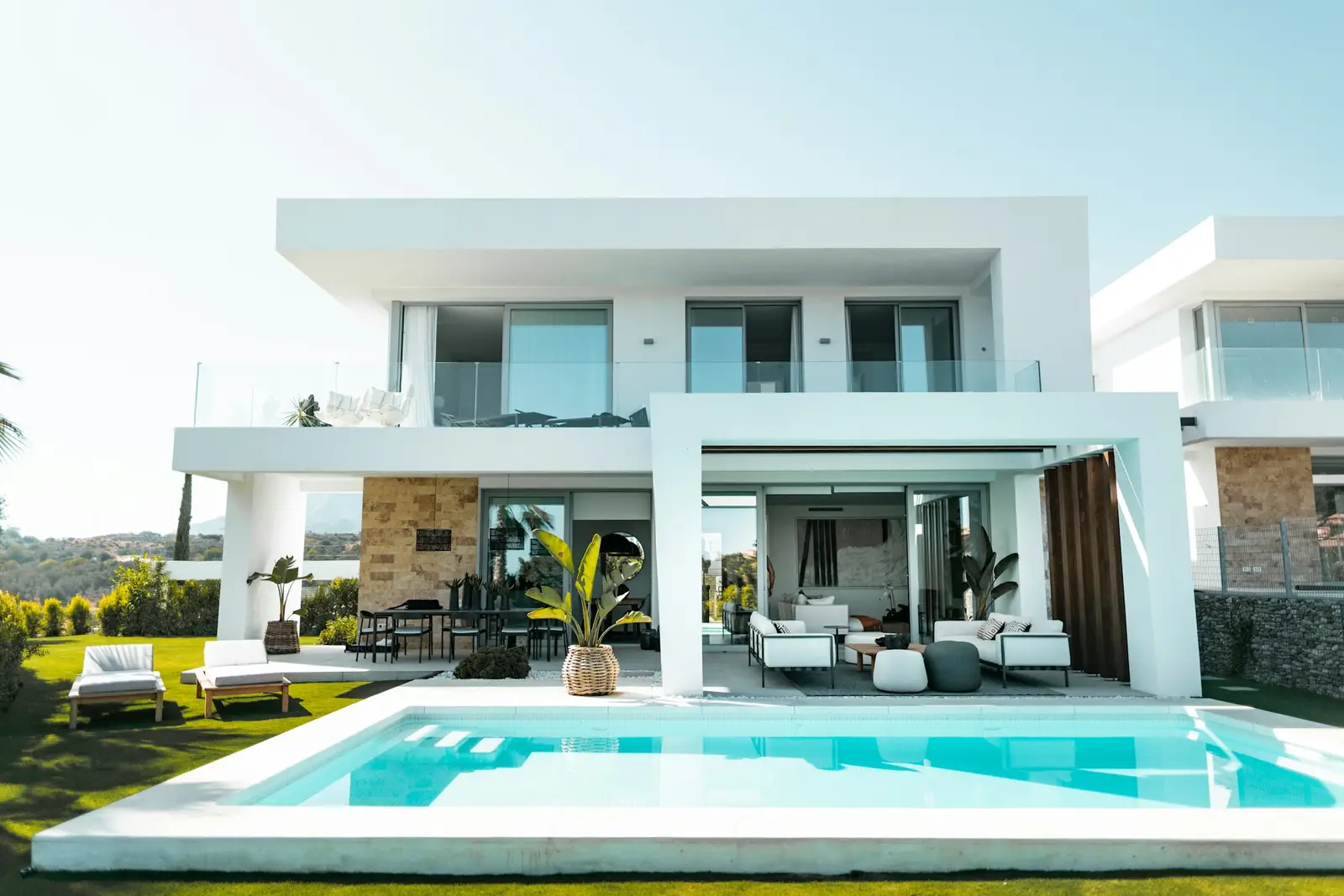 Havuzlu, beyaz cepheli iki katlı villa