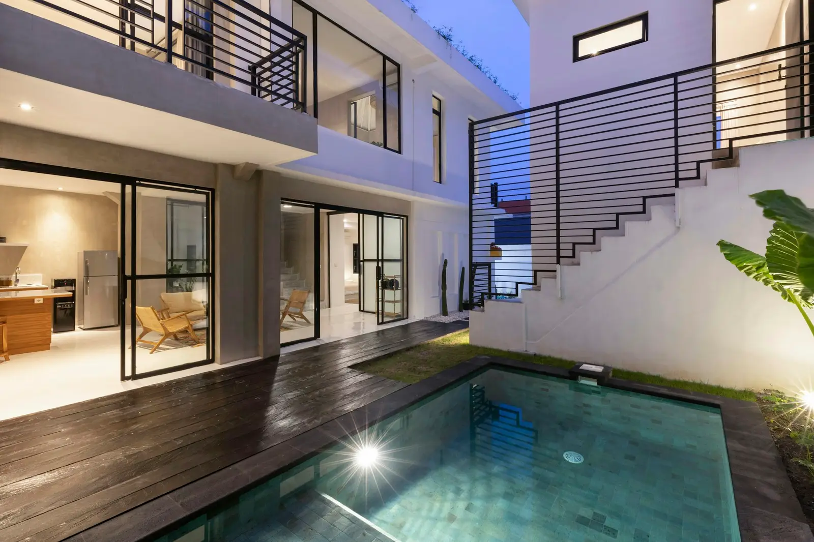 Ahşap güverteli villa havuzu ve alt kat terası