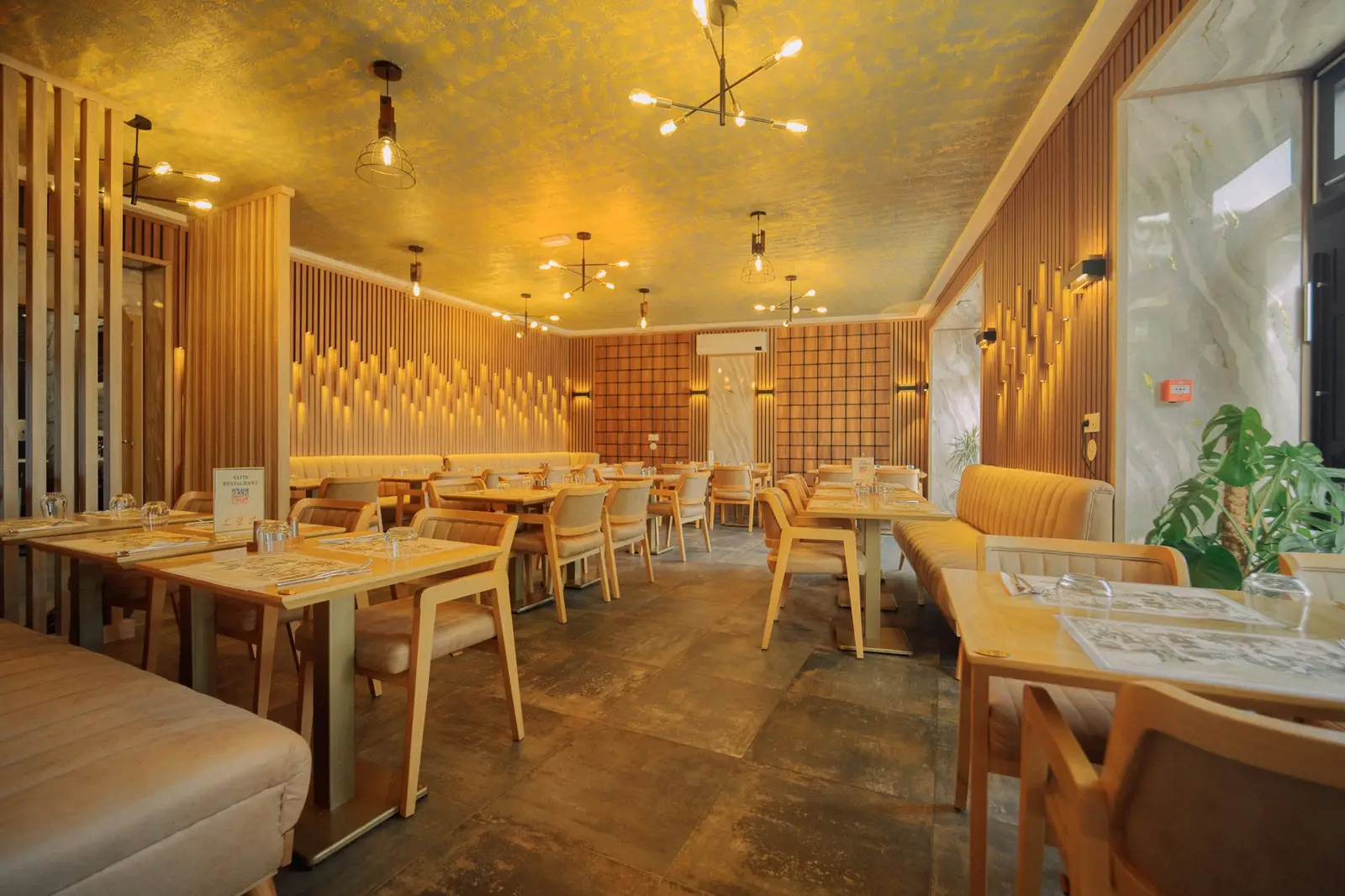 Sıcak ışıklı, ahşap oturma düzenli restoran salonu